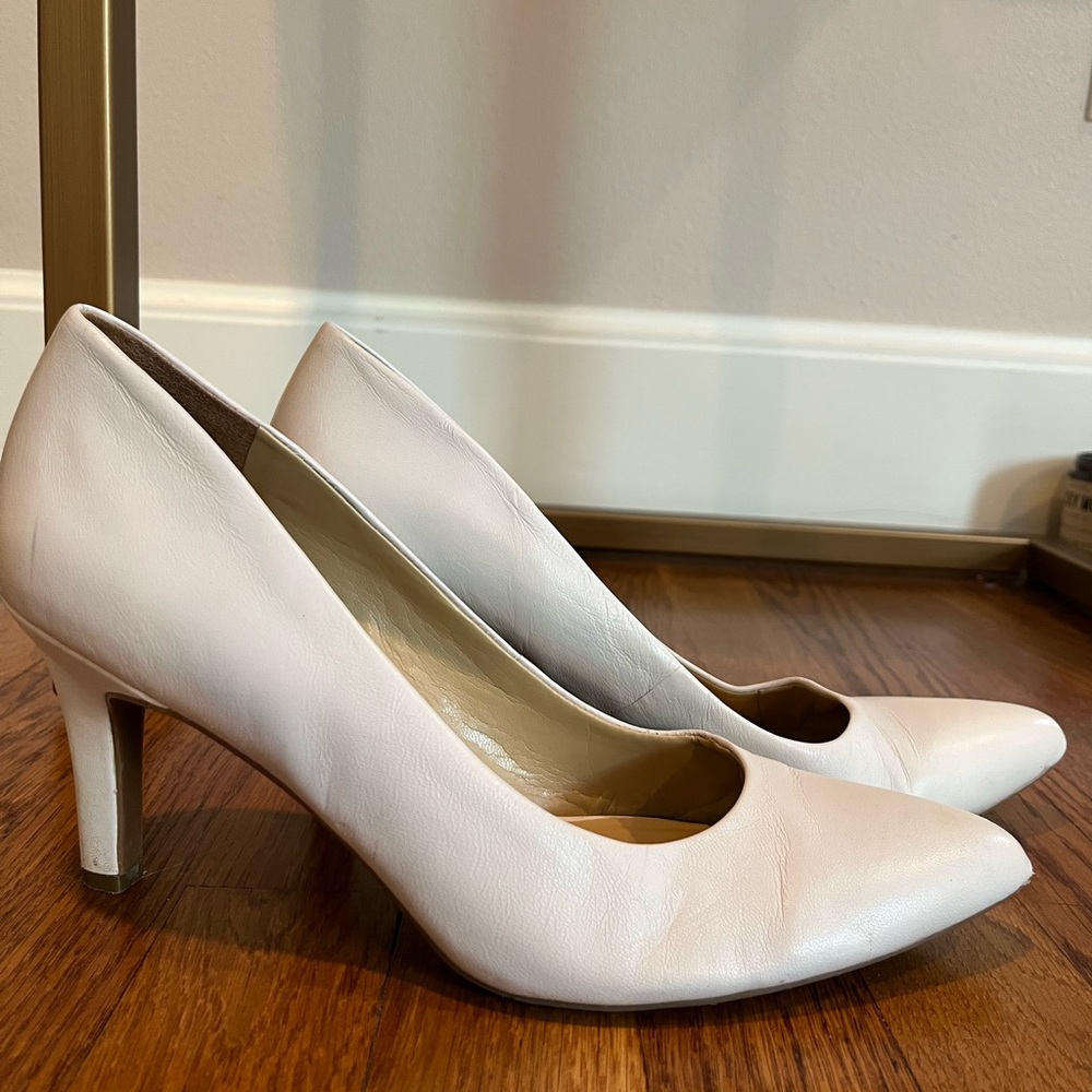 Naturalizer Pointed Toe White Leather Pumps 9.5